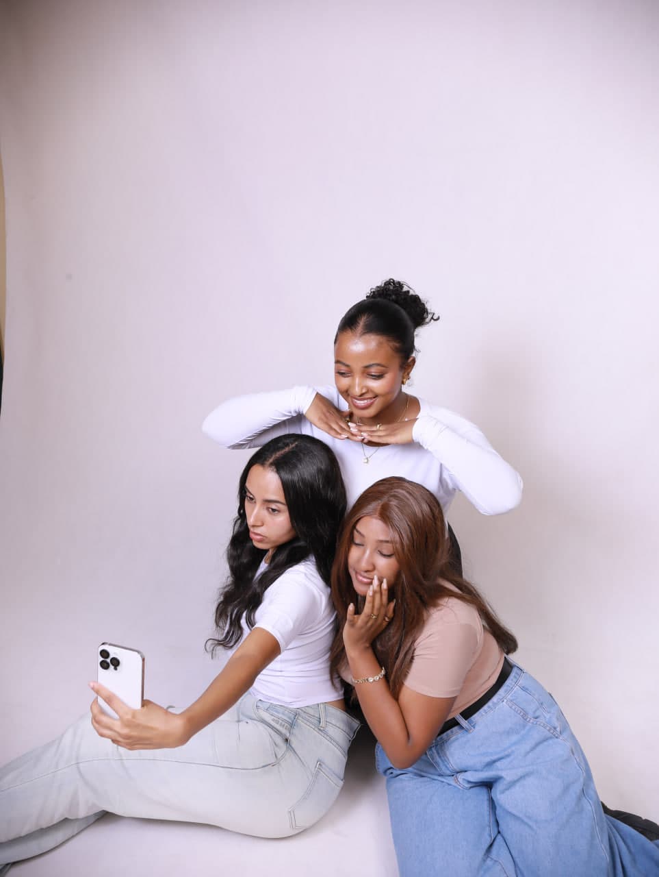 B'S WEAR — group selfie